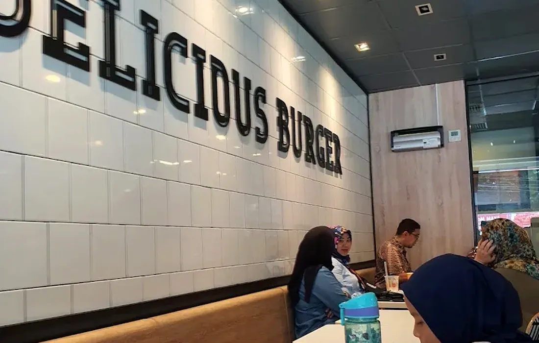 Kolase eksterior, suasana area makan, dan pilihan menu McDonald's Pajajaran Bogor